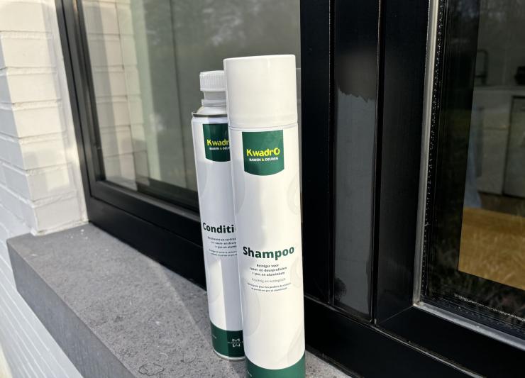 KwadrO Conditioner die de kleuren van dit raam weer doet opleven