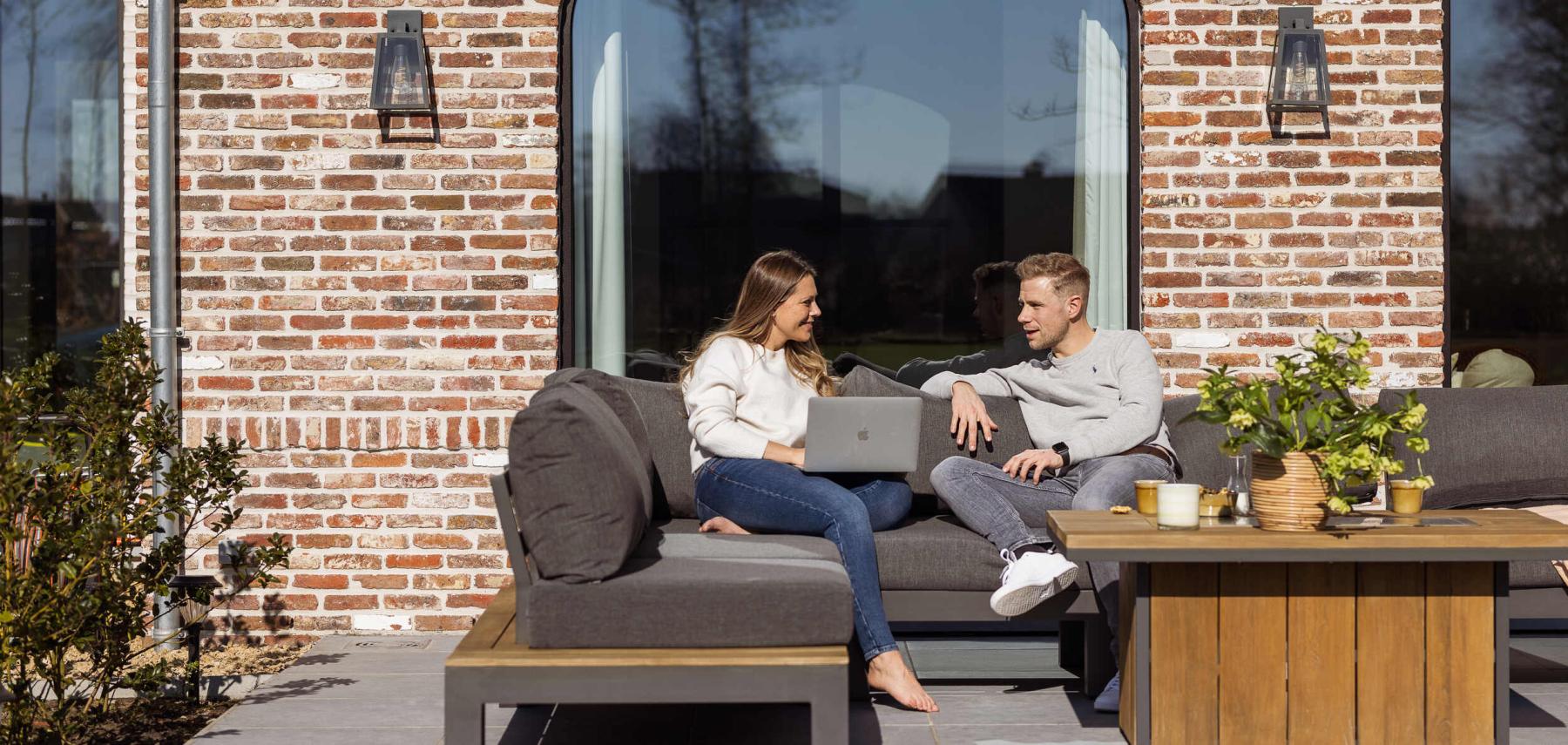 Klanten van KwadrO samen aan de laptop