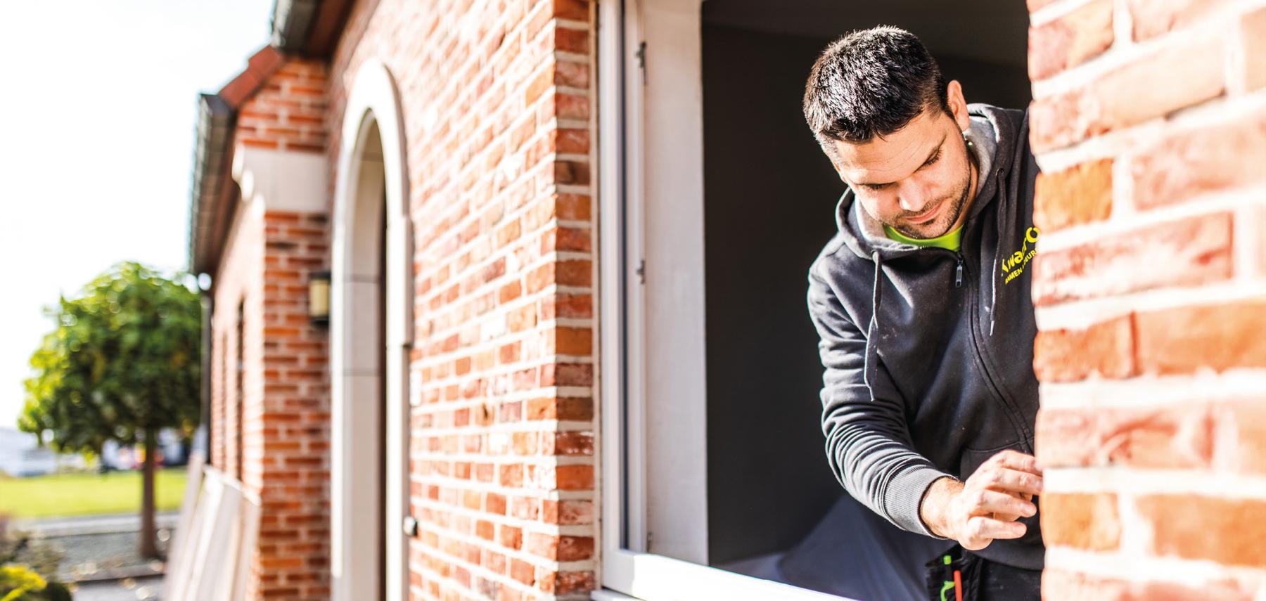 Plaatser van KwadrO aan het werk bij het plaatsen van nieuwe ramen