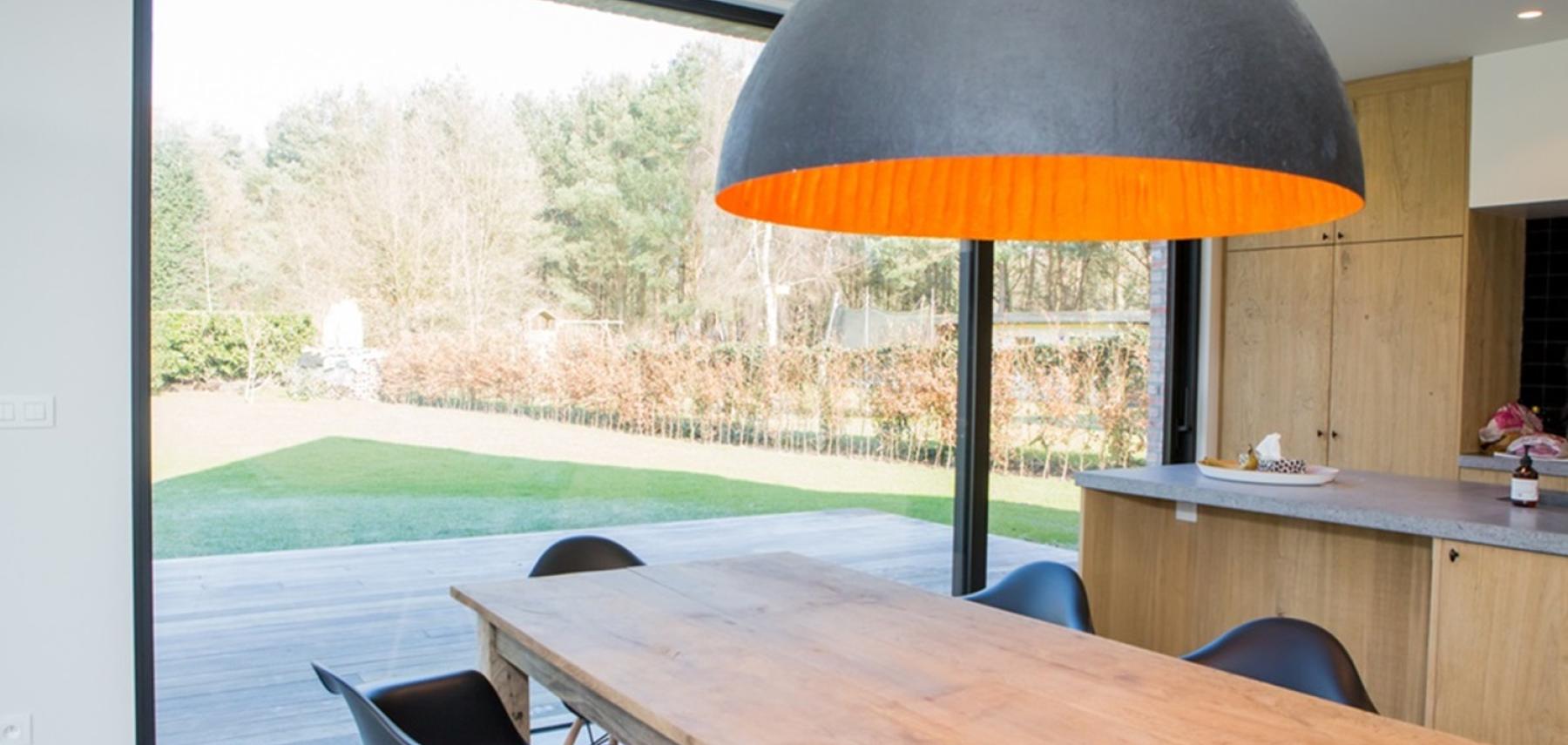 Eetruimte met een grote glaspartij