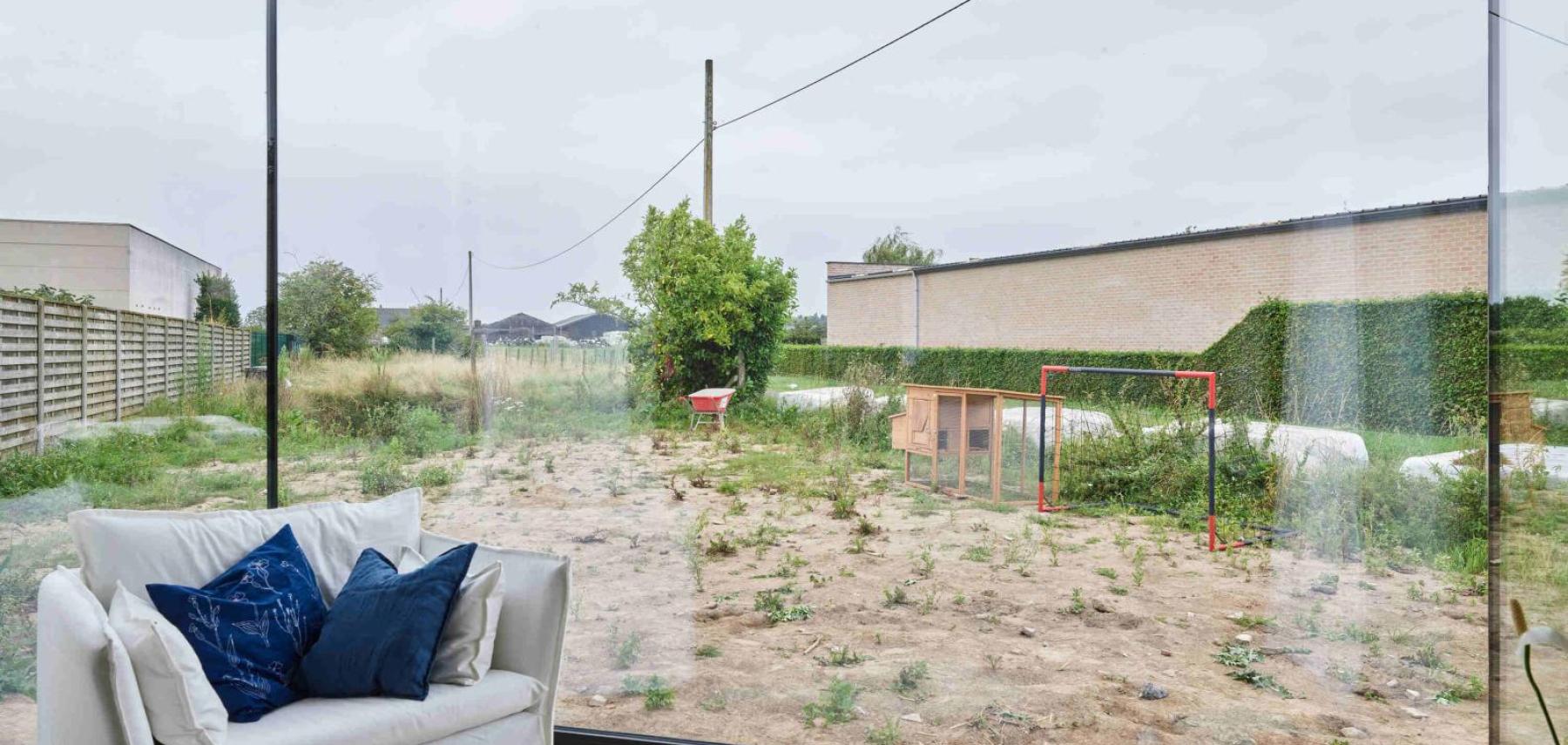 Glas op glas hoekramen met zicht op de tuin