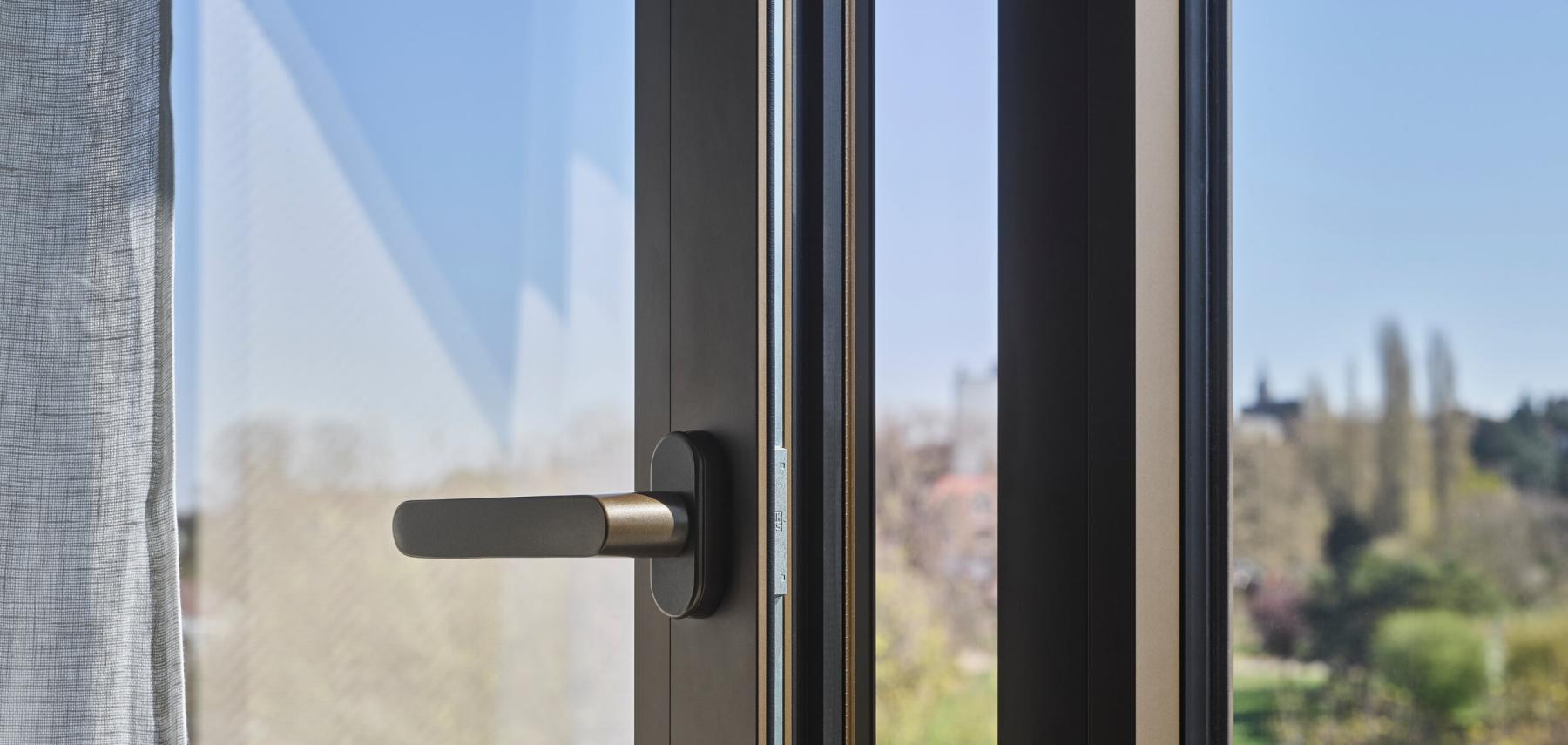 Openstaand aluminium raam in de kleur brons