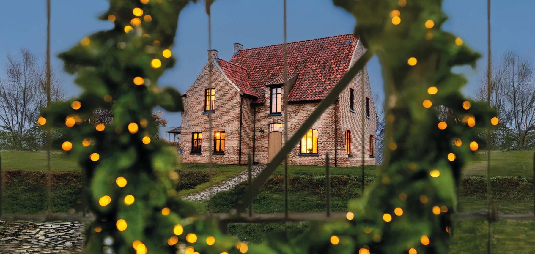 Referentie houten deur en zwarte ramen in kerstsfeer