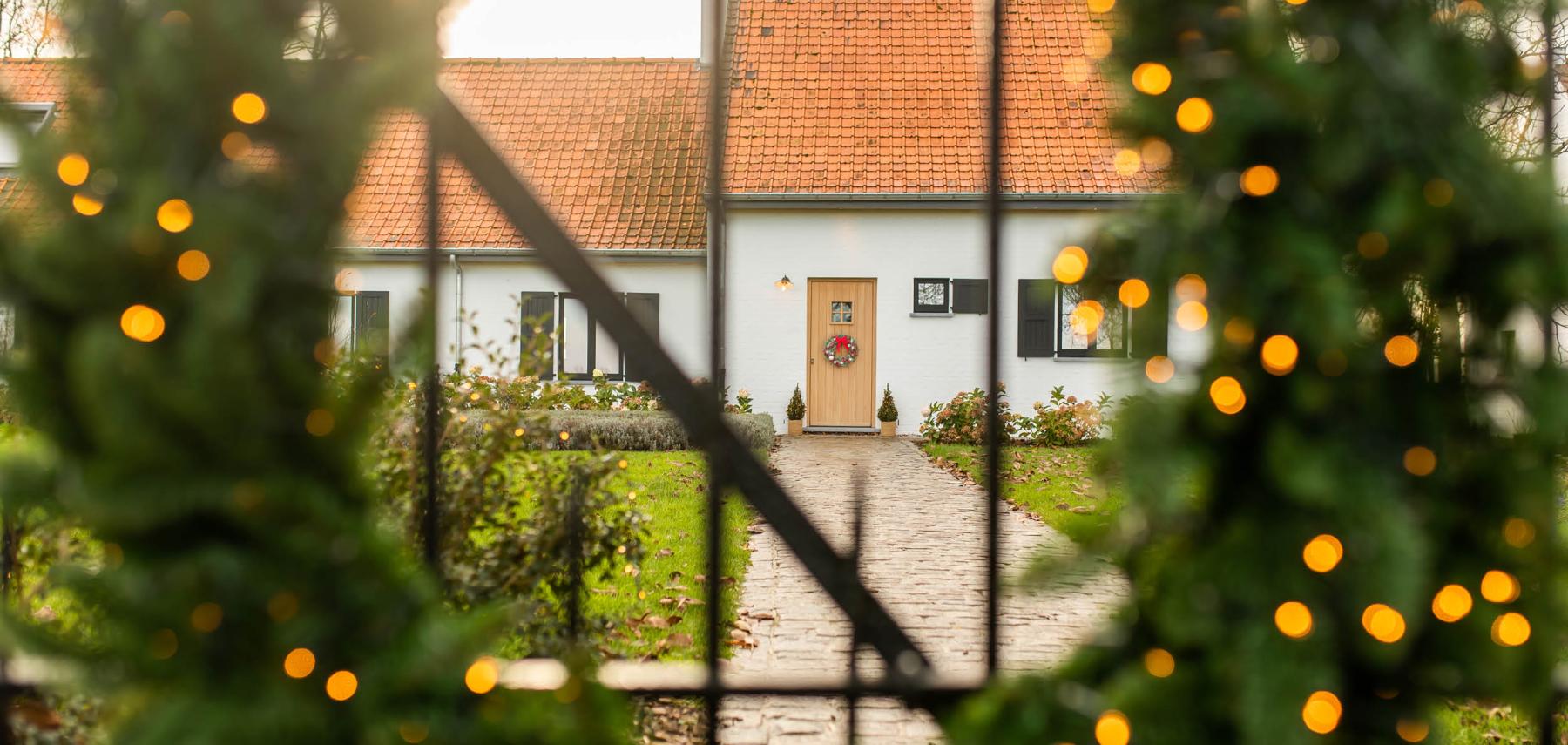 Landelijke woning in kerstsfeer