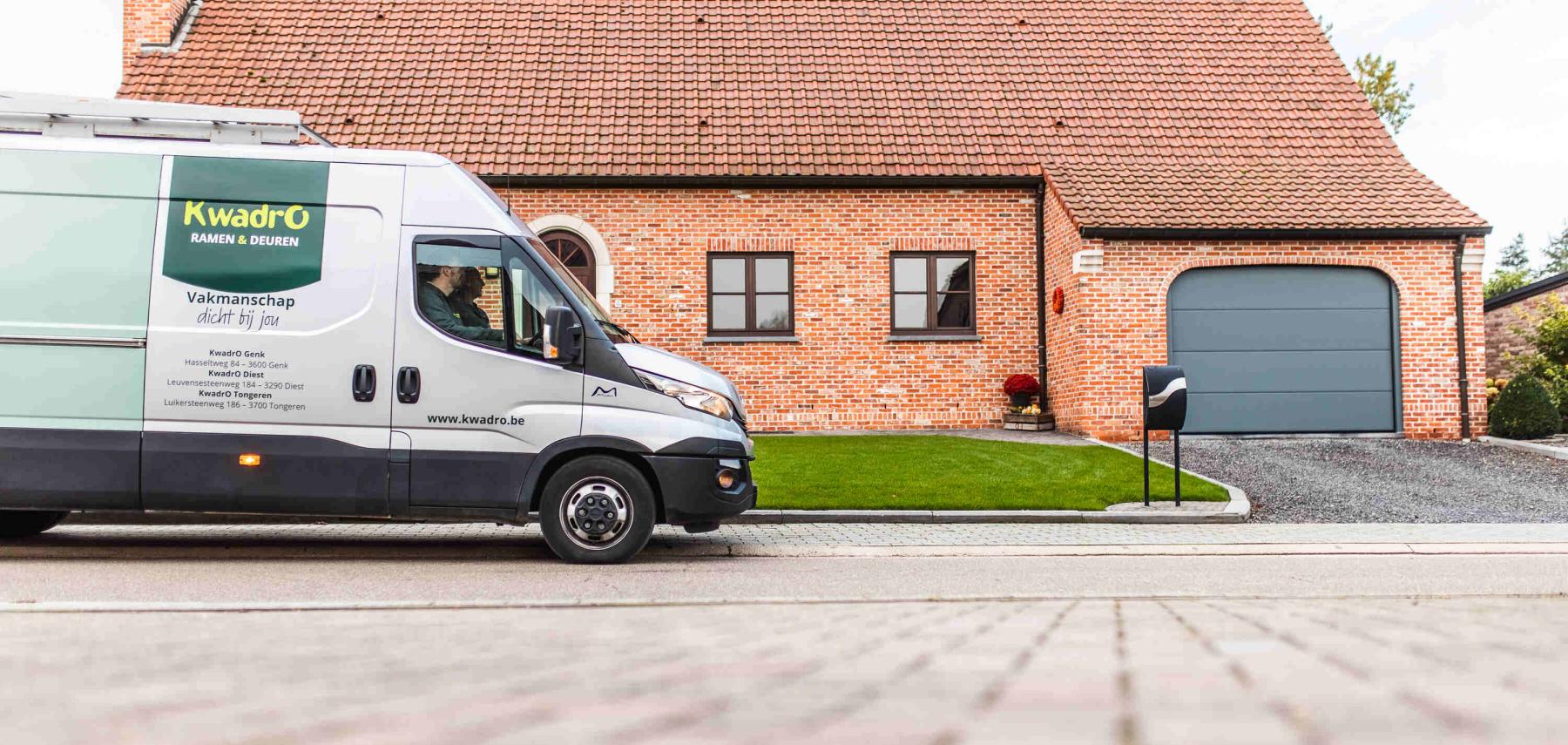 Bestelwagen van KwadrO, op weg naar de werf