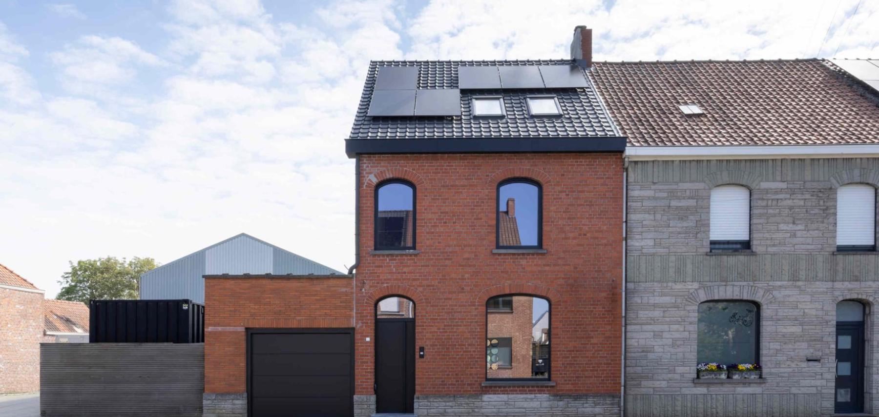 Halfopen bebouwing gerenoveerd met pvc en aluminium ramen en deur