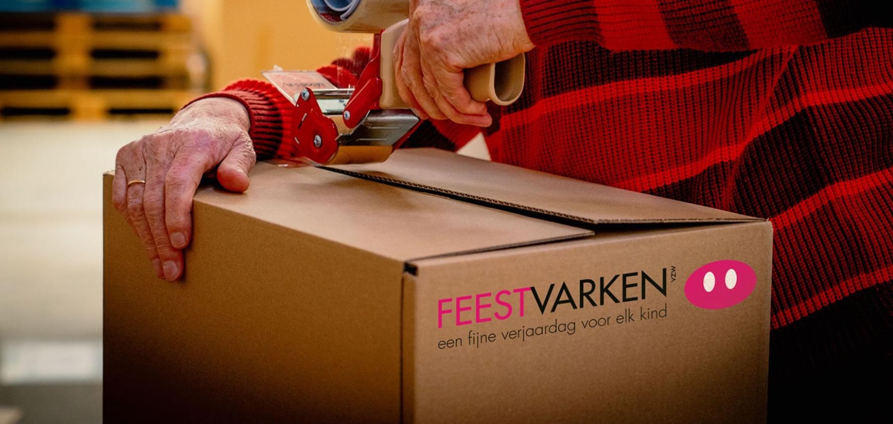 Doos van 'Feestvarken vzw' die ingepakt wordt