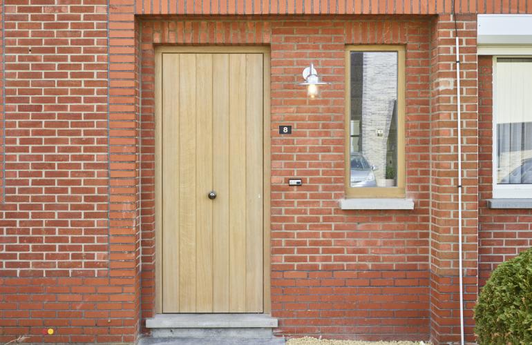 ramen in pvc en hout en een houten deur
