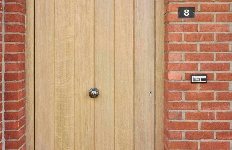 Deur in hout met pvc en houten ramen in Hasselt