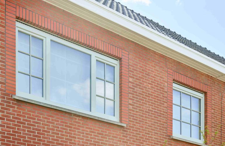 Deur in hout met pvc en houten ramen in Hasselt