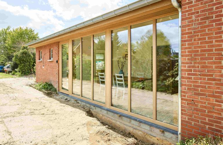 Deur in hout met pvc en houten ramen in Hasselt