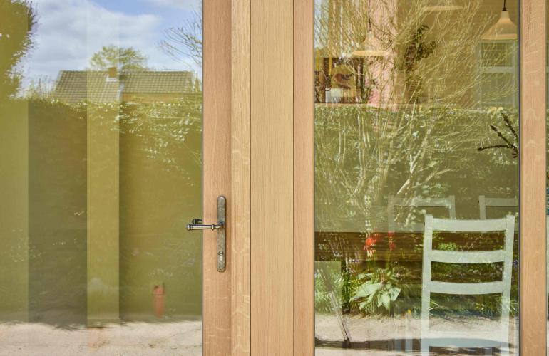 Deur in hout met pvc en houten ramen in Hasselt