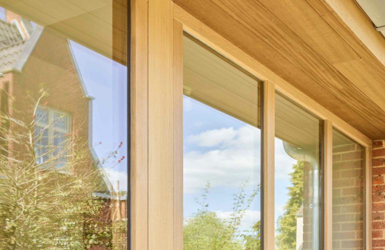 Deur in hout met pvc en houten ramen in Hasselt