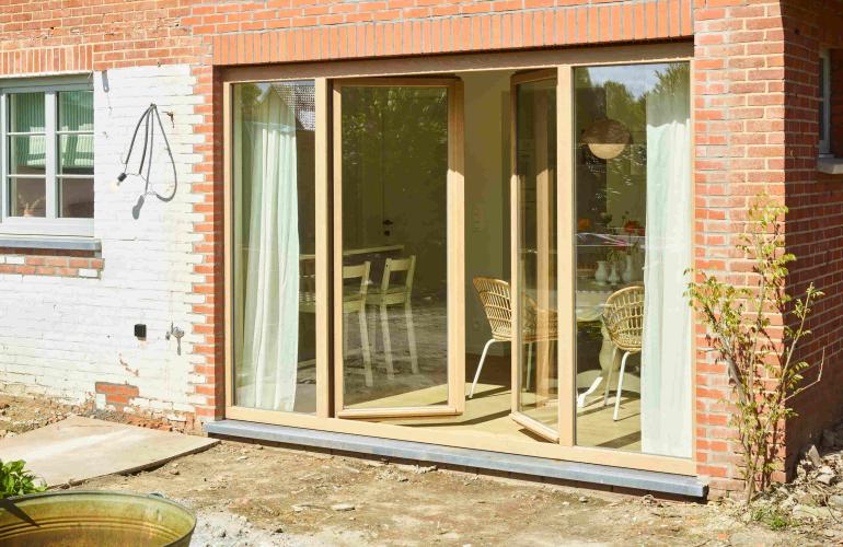 Deur in hout met pvc en houten ramen in Hasselt