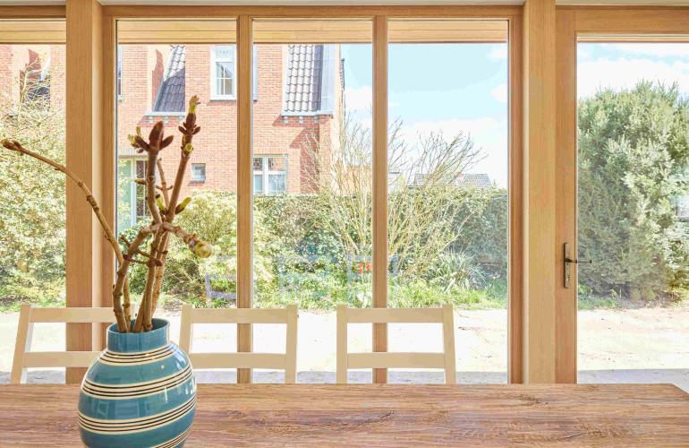 Deur in hout met pvc en houten ramen in Hasselt