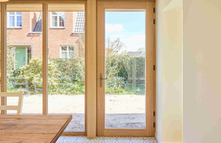 Deur in hout met pvc en houten ramen in Hasselt