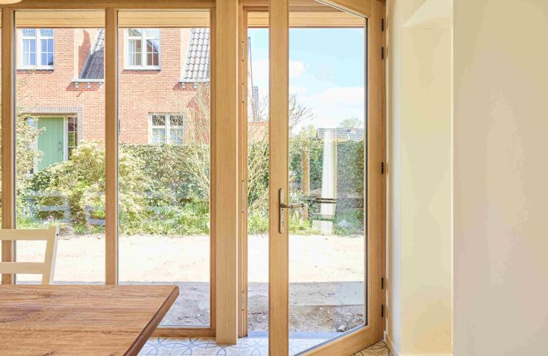 Deur in hout met pvc en houten ramen in Hasselt