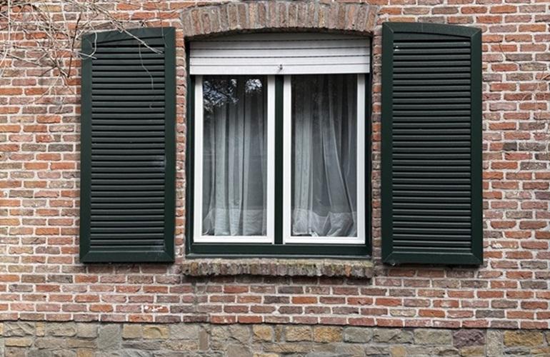 pvc-ramen van KwadrO in Nederlandse stijl met luiken