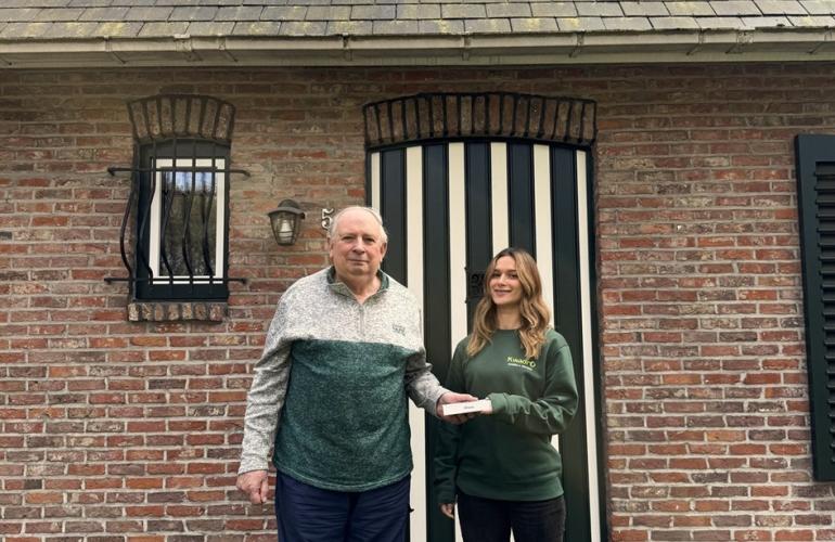 Tevreden KwadrO klant ontvangt prijs winactie