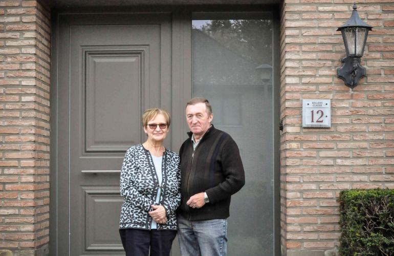 Tevreden klanten bij hun nieuwe Pvc ramen en deuren geplaatst KwadrO Tongeren