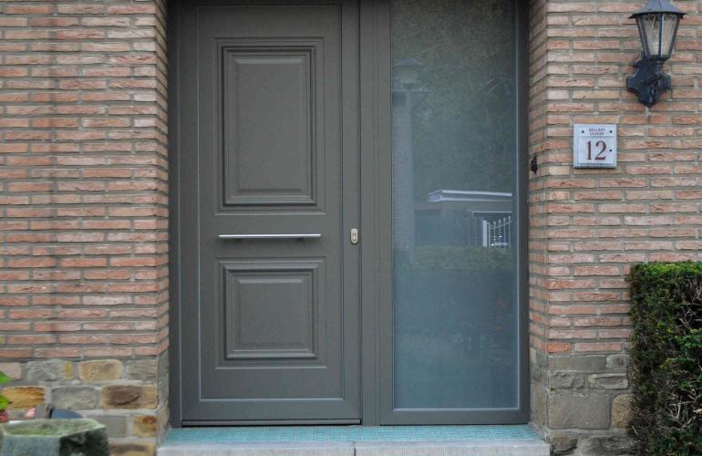 Klassieke voordeur in grijs pvc