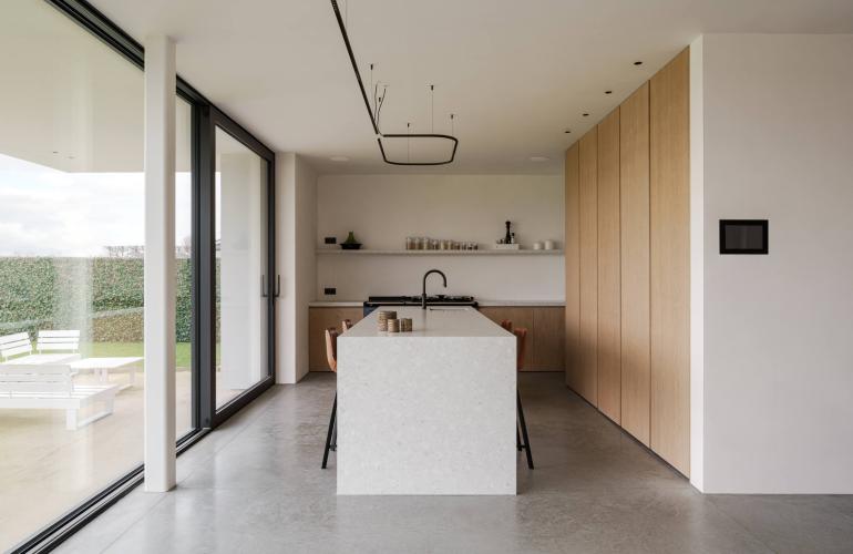 Aluminium ramen en deuren in een moderne referentie in Zuienkerke