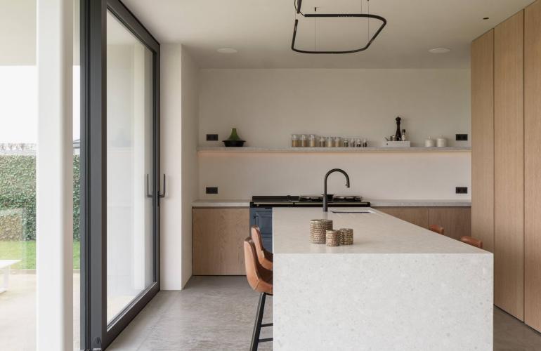 Aluminium ramen en deuren in een moderne referentie in Zuienkerke