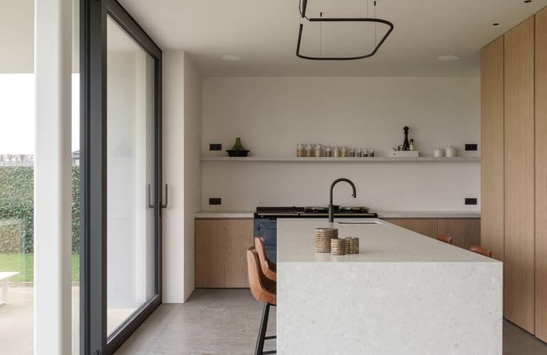 Aluminium ramen en deuren in een moderne referentie in Zuienkerke