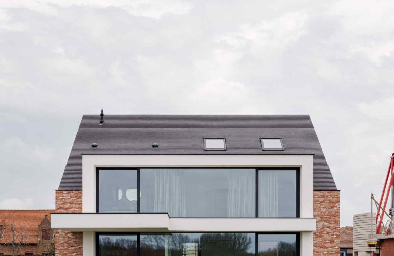 Aluminium ramen en deuren in een moderne referentie in Zuienkerke