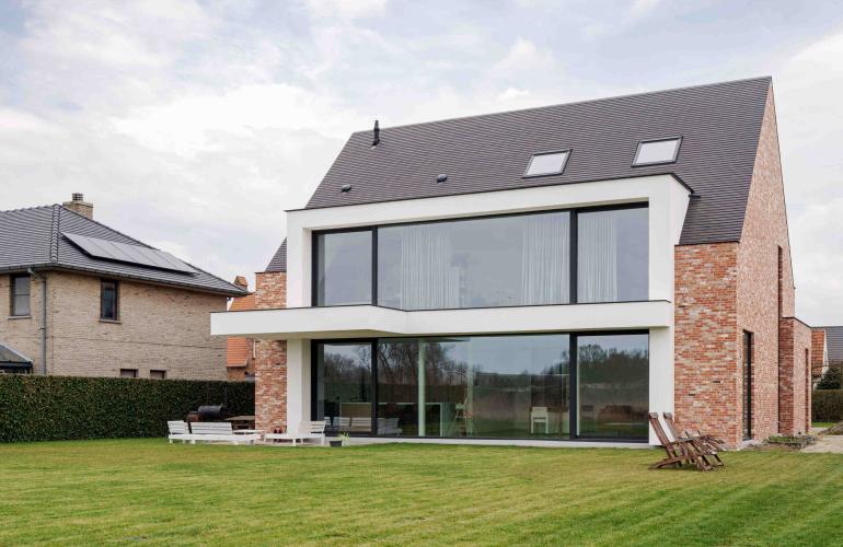 Aluminium ramen en deuren in een moderne referentie in Zuienkerke