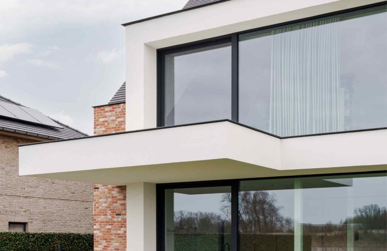 Aluminium ramen en deuren in een moderne referentie in Zuienkerke