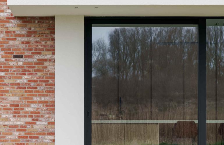 Aluminium ramen en deuren in een moderne referentie in Zuienkerke