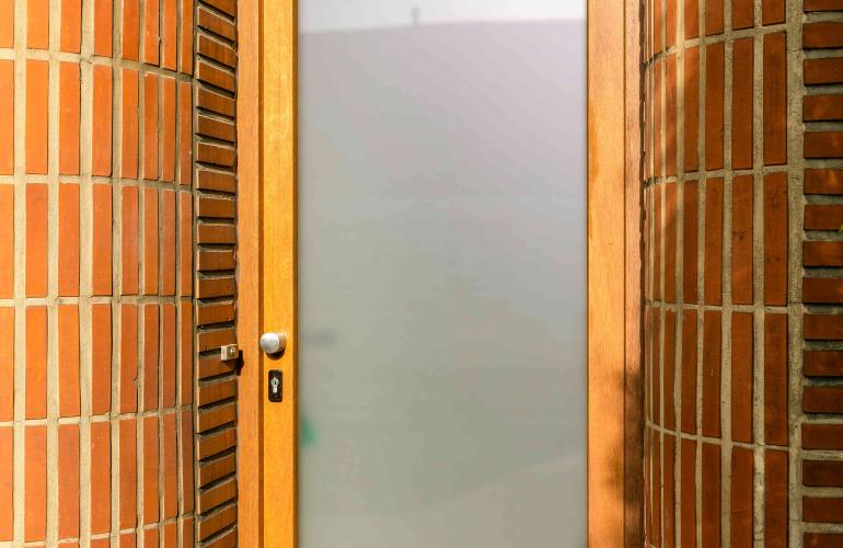 Pvc ramen en houten deur