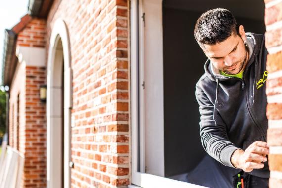 plaatser aan het werk