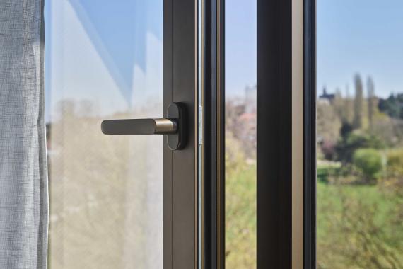 Aluminium raam in bronzen kleur