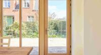 Deur in hout met pvc en houten ramen in Hasselt