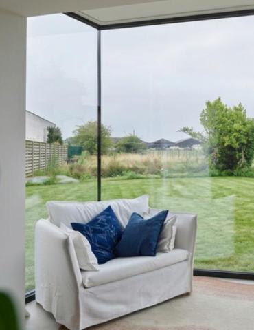 Glas op glas hoekramen met zicht op de tuin