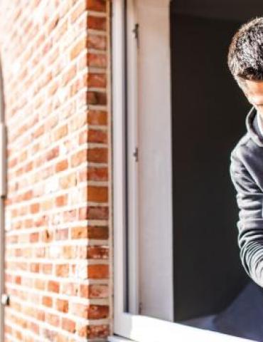 Plaatser van KwadrO aan het werk bij het plaatsen van nieuwe ramen