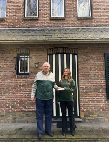 Tevreden KwadrO klant ontvangt prijs winactie