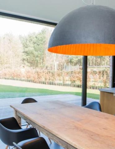 Eetruimte met een grote venster voor extra lichtinval