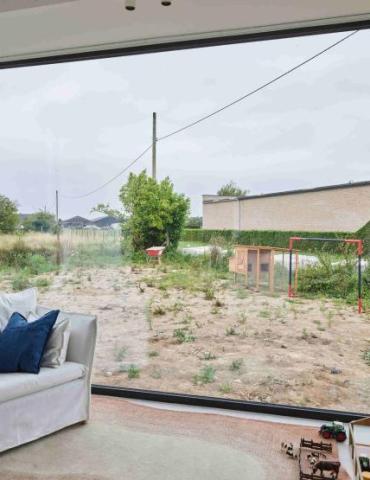 Glas op glas ramen met zicht op de tuin