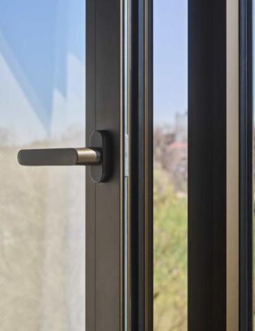 Openstaand aluminium raam in de kleur brons