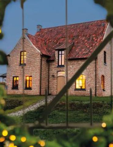 Referentie houten deur en zwarte ramen in kerstsfeer