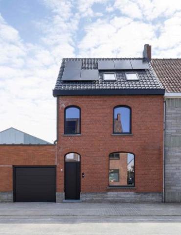 Halfopen bebouwing gerenoveerd met pvc en aluminium ramen en deur