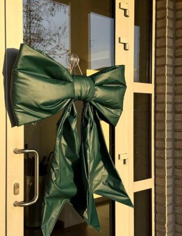 aluminium voordeur met een strik als kerstdecoratie