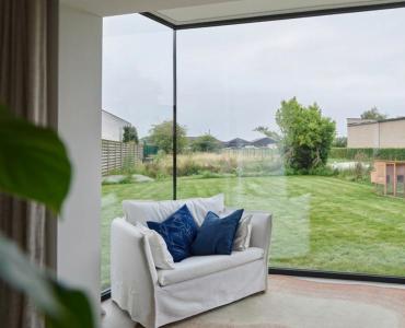 Glas op glas hoekramen met zicht op de tuin