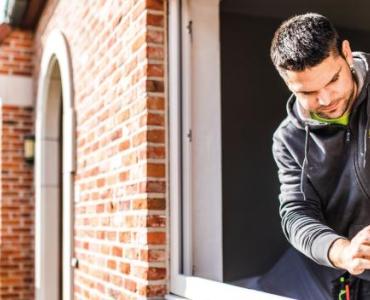 Plaatser van KwadrO aan het werk bij het plaatsen van nieuwe ramen