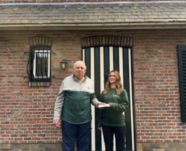 Tevreden KwadrO klant ontvangt prijs winactie