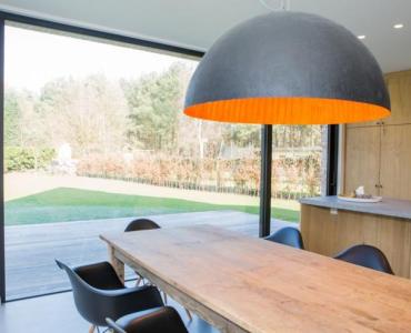 De grandes baies vitrées pour plus de confort et d'énergie