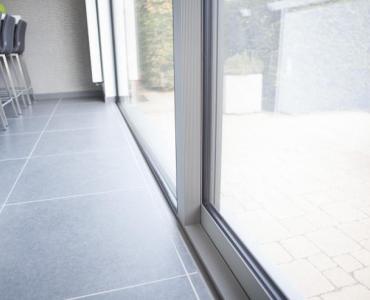 Une porte coulissante sur mesure est-elle aussi sécurisante qu’une porte ou un châssis classique ? 